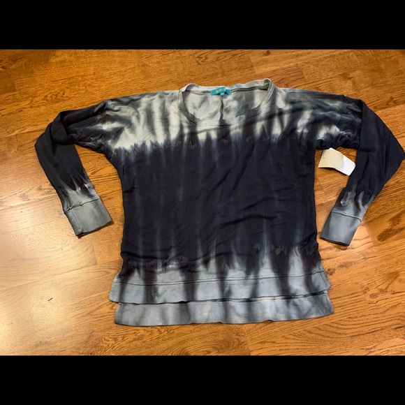 Tops - RIVER & SKY LONGER IN BACK SWEATSHIRT